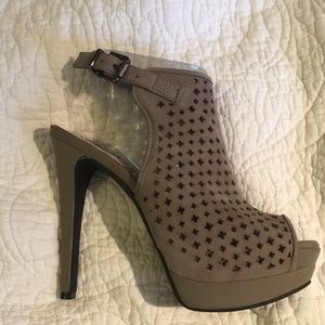 Jessica Simpson Seigfried Platform ~ size 6.5
